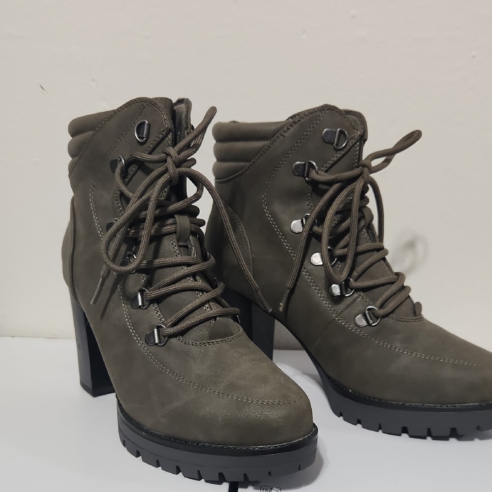 NEW Daisy Fuentes Olive Heeled Lace-Up Boots